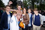 Amsterdam 6 september 2015
ALS Amsterdam City Swim in de grachten van Amsterdam met veel bekende nederlanders.
Beau v Erven Dorens wordt bij finish opgewacht door zijn vrouw Selly en hun 4 zoons