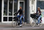 Amsterdam 1 september 2015 
Danny landzaat met vrouw en kinderen op de fiets in Amsterdam.