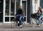 Amsterdam 1 september 2015 
Danny landzaat met vrouw en kinderen op de fiets in Amsterdam.