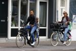Amsterdam 1 september 2015 
Danny landzaat met vrouw en kinderen op de fiets in Amsterdam.