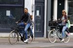 Amsterdam 1 september 2015 
Danny landzaat met vrouw en kinderen op de fiets in Amsterdam.