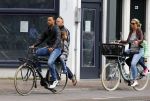 Amsterdam 1 september 2015 
Danny landzaat met vrouw en kinderen op de fiets in Amsterdam.