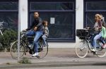 Amsterdam 1 september 2015 
Danny landzaat met vrouw en kinderen op de fiets in Amsterdam.