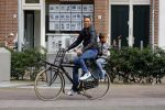 Amsterdam 1 september 2015 
Danny landzaat met vrouw en kinderen op de fiets in Amsterdam.