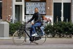 Amsterdam 1 september 2015 
Danny landzaat met vrouw en kinderen op de fiets in Amsterdam.