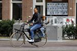 Amsterdam 1 september 2015 
Danny landzaat met vrouw en kinderen op de fiets in Amsterdam.