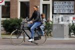 Amsterdam 1 september 2015 
Danny landzaat met vrouw en kinderen op de fiets in Amsterdam.