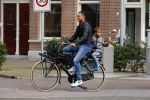 Amsterdam 1 september 2015 
Danny landzaat met vrouw en kinderen op de fiets in Amsterdam.