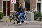 Amsterdam 1 september 2015 
Danny landzaat met vrouw en kinderen op de fiets in Amsterdam.