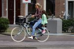 Amsterdam 1 september 2015 
Danny landzaat met vrouw en kinderen op de fiets in Amsterdam.