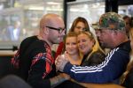 Beverwijk 13 september 2015
Dean Saunders heeft een nieuwe tatooshop geopend op de beverwijkse bazaar. Zijn broer Ben en vader Dean Sr werken er ook.