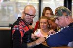 Beverwijk 13 september 2015
Dean Saunders heeft een nieuwe tatooshop geopend op de beverwijkse bazaar. Zijn broer Ben en vader Dean Sr werken er ook.