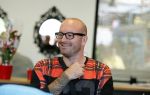 Beverwijk 13 september 2015
Dean Saunders heeft een nieuwe tatooshop geopend op de beverwijkse bazaar. Zijn broer Ben en vader Dean Sr werken er ook.