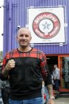 Beverwijk 13 september 2015
Dean Saunders heeft een nieuwe tatooshop geopend op de beverwijkse bazaar. Zijn broer Ben en vader Dean Sr werken er ook.