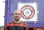Beverwijk 13 september 2015
Dean Saunders heeft een nieuwe tatooshop geopend op de beverwijkse bazaar. Zijn broer Ben en vader Dean Sr werken er ook.