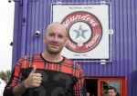 Beverwijk 13 september 2015
Dean Saunders heeft een nieuwe tatooshop geopend op de beverwijkse bazaar. Zijn broer Ben en vader Dean Sr werken er ook.
