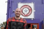Beverwijk 13 september 2015
Dean Saunders heeft een nieuwe tatooshop geopend op de beverwijkse bazaar. Zijn broer Ben en vader Dean Sr werken er ook.