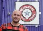 Beverwijk 13 september 2015
Dean Saunders heeft een nieuwe tatooshop geopend op de beverwijkse bazaar. Zijn broer Ben en vader Dean Sr werken er ook.
