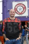 Beverwijk 13 september 2015
Dean Saunders heeft een nieuwe tatooshop geopend op de beverwijkse bazaar. Zijn broer Ben en vader Dean Sr werken er ook.