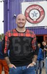 Beverwijk 13 september 2015
Dean Saunders heeft een nieuwe tatooshop geopend op de beverwijkse bazaar. Zijn broer Ben en vader Dean Sr werken er ook.