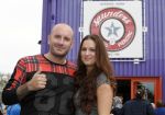 Beverwijk 13 september 2015
Dean Saunders heeft een nieuwe tatooshop geopend op de beverwijkse bazaar. Zijn broer Ben en vader Dean Sr werken er ook. Dean met zijn nieuwe vriendin Dana