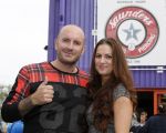 Beverwijk 13 september 2015
Dean Saunders heeft een nieuwe tatooshop geopend op de beverwijkse bazaar. Zijn broer Ben en vader Dean Sr werken er ook. Dean met zijn nieuwe vriendin Dana