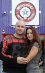 Beverwijk 13 september 2015
Dean Saunders heeft een nieuwe tatooshop geopend op de beverwijkse bazaar. Zijn broer Ben en vader Dean Sr werken er ook. Dean met zijn nieuwe vriendin Dana