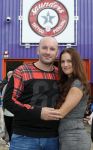 Beverwijk 13 september 2015
Dean Saunders heeft een nieuwe tatooshop geopend op de beverwijkse bazaar. Zijn broer Ben en vader Dean Sr werken er ook. Dean met zijn nieuwe vriendin Dana