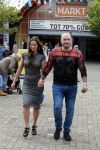 Beverwijk 13 september 2015
Dean Saunders heeft een nieuwe tatooshop geopend op de beverwijkse bazaar. Zijn broer Ben en vader Dean Sr werken er ook. Dean met zijn nieuwe vriendin Dana