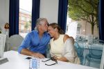 Amsterdam 21 augustus 2015 
Dries en Honoria Roelvink gaan in de nieuwe blushing van Gordon in Amsterdam een koffie drinken.
Dries en Honoria zijn binnenkort 5 jaar getrouwd