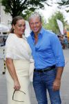 Amsterdam 21 augustus 2015 
Dries en Honoria Roelvink gaan in de nieuwe blushing van Gordon in Amsterdam een koffie drinken.
Dries en Honoria zijn binnenkort 5 jaar getrouwd