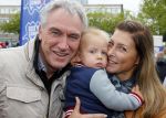 Amsterdam 6 september 2015
ALS Amsterdam City Swim in de grachten van Amsterdam met veel bekende nederlanders.
Euvgenia Parakhina met man Jeroen Jorna hun zoontje en zijn zoons uit eerder huwelijk