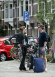 Amsterdam 24 augustus 2015
Evelyn Struik kussend met haar nieuwe vriend op straat in Amsterdam zuid