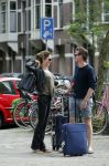 Amsterdam 24 augustus 2015
Evelyn Struik kussend met haar nieuwe vriend op straat in Amsterdam zuid