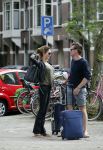 Amsterdam 24 augustus 2015
Evelyn Struik kussend met haar nieuwe vriend op straat in Amsterdam zuid