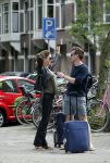 Amsterdam 24 augustus 2015
Evelyn Struik kussend met haar nieuwe vriend op straat in Amsterdam zuid
