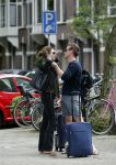 Amsterdam 24 augustus 2015
Evelyn Struik kussend met haar nieuwe vriend op straat in Amsterdam zuid