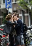 Amsterdam 24 augustus 2015
Evelyn Struik kussend met haar nieuwe vriend op straat in Amsterdam zuid