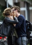 Amsterdam 24 augustus 2015
Evelyn Struik kussend met haar nieuwe vriend op straat in Amsterdam zuid
