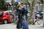 Amsterdam 24 augustus 2015
Evelyn Struik kussend met haar nieuwe vriend op straat in Amsterdam zuid