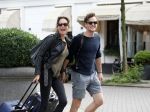 Amsterdam 24 augustus 2015
Evelyn Struik kussend met haar nieuwe vriend op straat in Amsterdam zuid