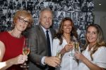 Amsterdam 1 september 2015
Gordon reikt cheque uit aan diabetes fonds in zijn nieuwe zaak blushing in Amsterdam.