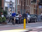 Amsterdam 29 augustus 2015 
Kim v Kooten en Jacob Derwig met kinderen op fiets