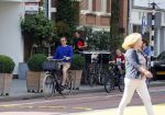 Amsterdam 29 augustus 2015 
Kim v Kooten en Jacob Derwig met kinderen op fiets