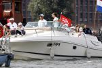 Amsterdam 19 augustus 2015
Milika Peterzon en Jurgen Smit met vrienden op de boot tijdens Sail 2015
