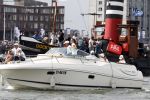 Amsterdam 19 augustus 2015
Milika Peterzon en Jurgen Smit met vrienden op de boot tijdens Sail 2015