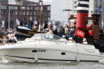 Amsterdam 19 augustus 2015
Milika Peterzon en Jurgen Smit met vrienden op de boot tijdens Sail 2015