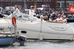 Amsterdam 19 augustus 2015
Milika Peterzon en Jurgen Smit met vrienden op de boot tijdens Sail 2015
