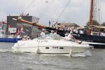 Amsterdam 19 augustus 2015
Milika Peterzon en Jurgen Smit met vrienden op de boot tijdens Sail 2015