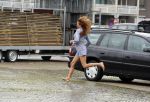 Hilversum 27 augustus 2015
Katja Schuurman met blote voeten op straat en daarna haar schoenen aandoent in haar auto.